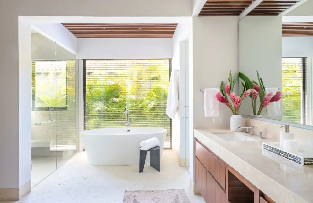 main washroom with tub